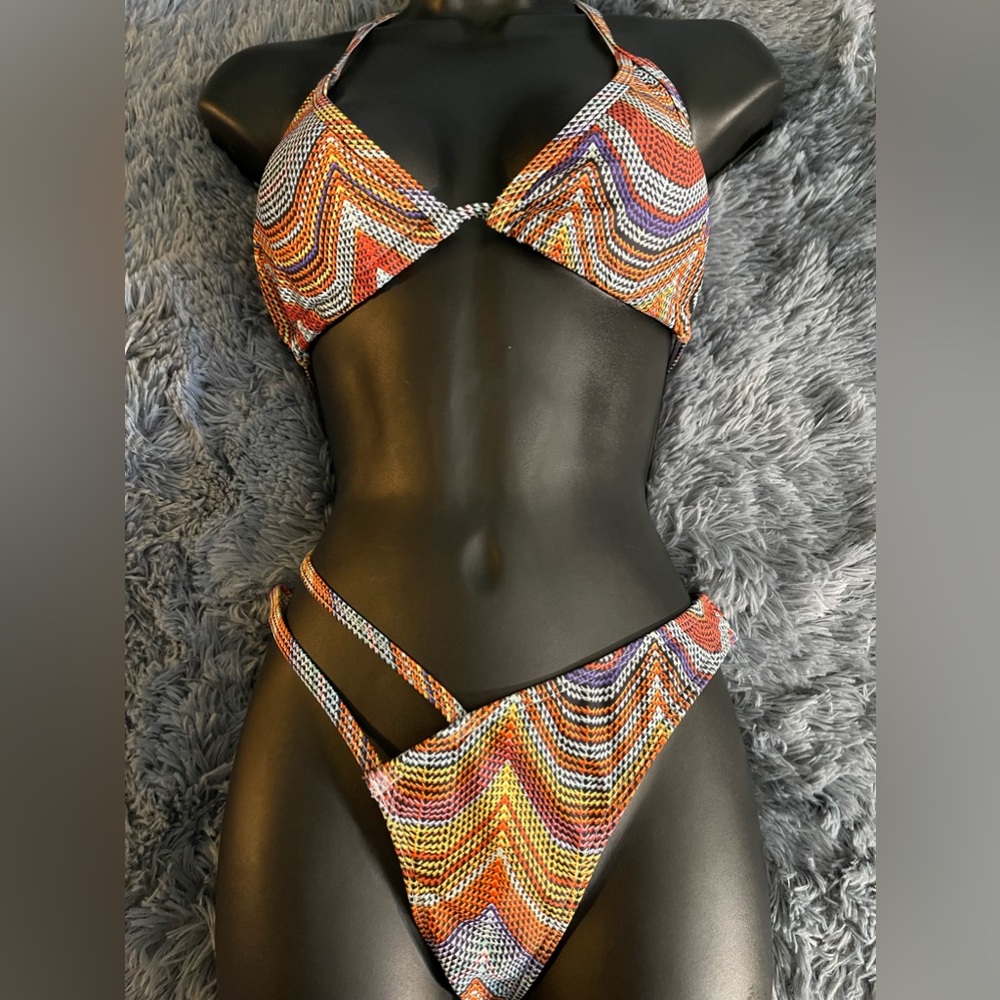 Women’s patterned bikini sexy details NWOT Size small